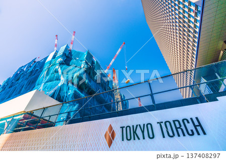 日本の東京都市景観新風景。TOKYO TORCH 大手町に巨大鉄骨構造体やクレーン群。輝く時代へ 137408297