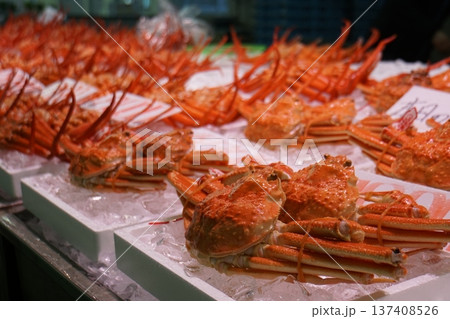市場の鮮魚コーナーに並ぶズワイガニ 137408526