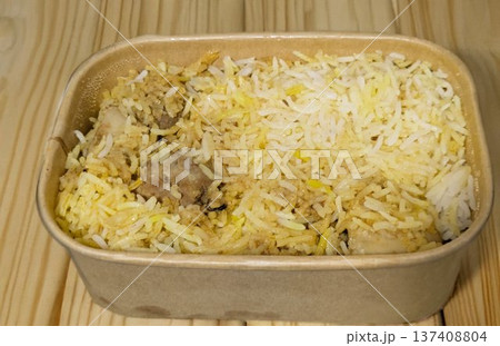 テイクアウト容器に入った本格的なインド料理のチキンビリヤニ 137408804