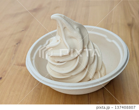 エコな紙容器に盛り付けられたマサラチャイ風味のソフトクリーム 137408807