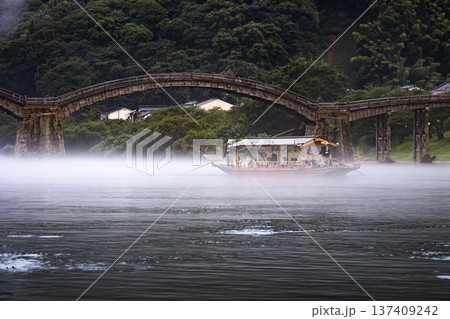 幻想的な川霧に包まれる錦帯橋と遊覧船 幻想的な川霧に包まれる錦帯橋と遊覧船 137409242
