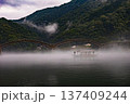幻想的な川霧に包まれる錦帯橋と遊覧船 137409244