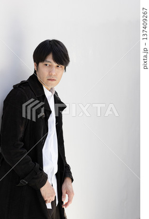 黒いジャケットを着た男性ポートレート 137409267