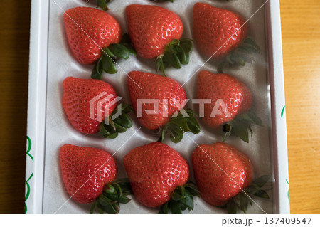 パックに入ったいちご、あまりん 137409547
