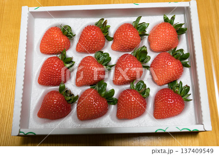 パックに入ったいちご、あまりん 137409549