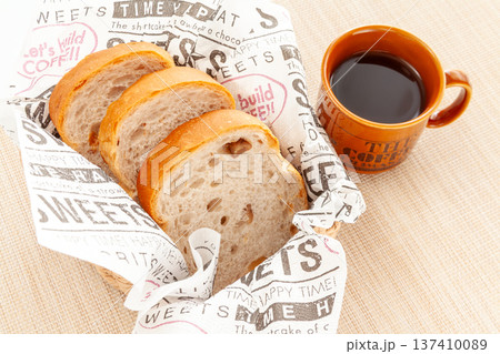 くるみ入りパンとコーヒーの朝食 137410089