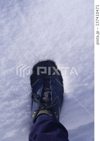 新雪に踏み出す一歩 新雪に踏み出す一歩 137410471