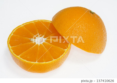 新鮮なオレンジ 蜜柑 紅プリンセス 愛知県産 137410626