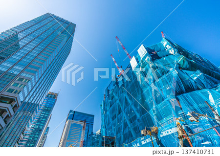日本の東京都市景観新風景。TOKYO TORCH 大手町に巨大鉄骨構造体やクレーン群。明日へ 137410731