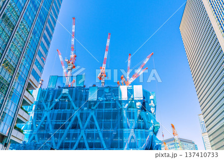 日本の東京都市景観新風景大手町駅。TOKYO TORCH 大手町に巨大な…東京の玄関口・東京駅前に… 137410733