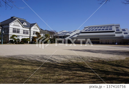 岡山県真庭市のランドマーク「久世エスパスランド」と旧遷喬尋常小学校校舎 137410756
