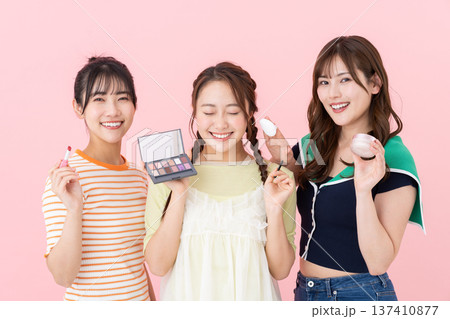 メイクする若い女性 137410877