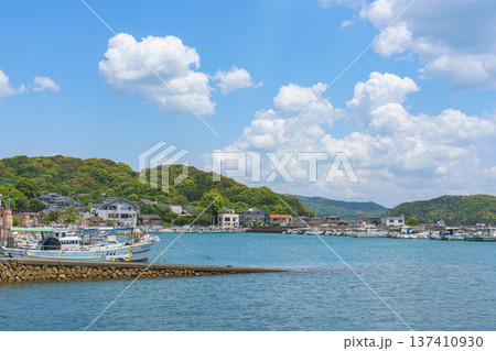 熊本天草の漁港と漁船が並ぶ海辺の風景 熊本天草の漁港と漁船が並ぶ海辺の風景 137410930