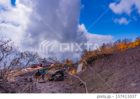 (静岡県)富士山・富士宮口五合目登山道からレストハウスを見下ろす (静岡県)富士山・富士宮口五合目登山道からレストハウスを見下ろす 137411037