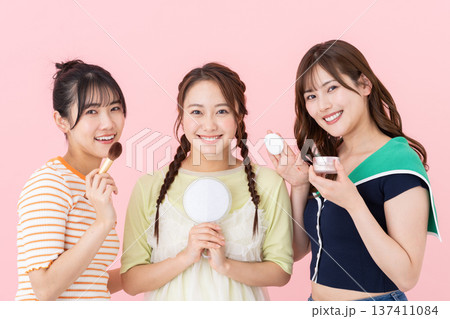 メイクする若い女性 137411084