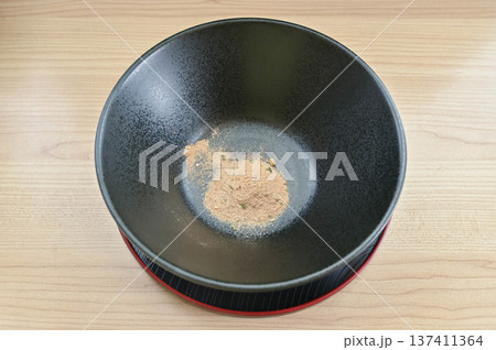 器に入れた粉末蕎麦スープ 器に入れた粉末蕎麦スープ 137411364
