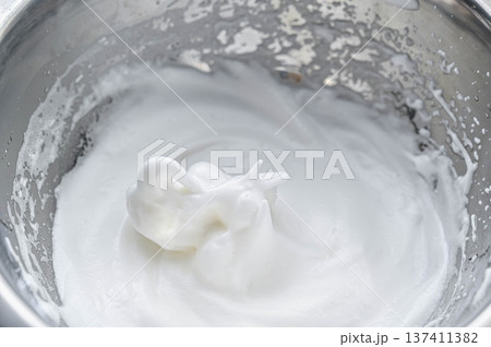 メレンゲの泡立て 137411382