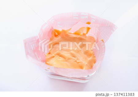 レンジで溶かしたグミとメレンゲを混ぜて固める レンジで溶かしたグミとメレンゲを混ぜて固める 137411383