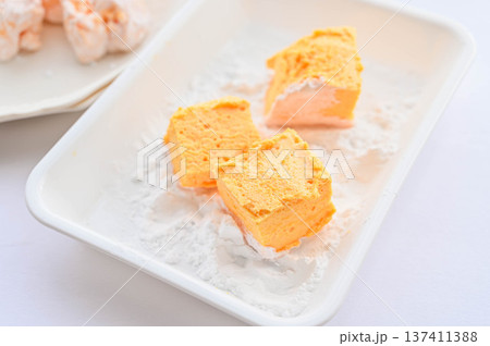 コーンスターチをまぶす生マシュマロ 137411388