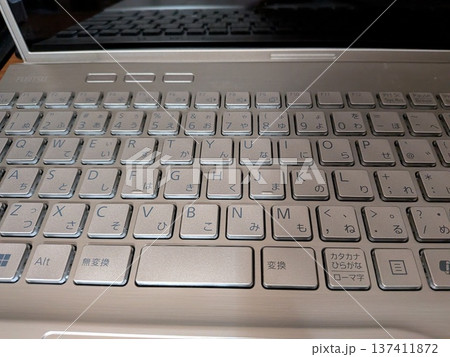 ノートパソコンのキーボードのイメージ 137411872
