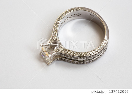 Wedding gold ring with a large natural diamond weighing 1 carat, princess cut or Square Modified Brilliant 137412095