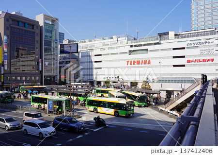 人もバスも集中する休日の錦糸町駅前ターミナル 137412406