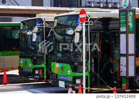 錦糸町駅で発車を待つ都営バス（並び） 137412409