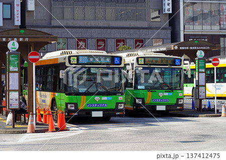 JR錦糸町駅前で出発を待つ東陽町駅行の都営バス JR錦糸町駅前で出発を待つ東陽町駅行の都営バス 137412475