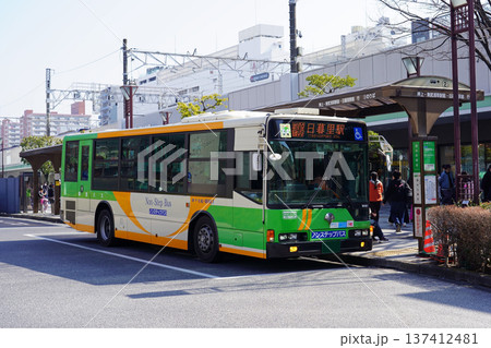 JR錦糸町駅北口に停車する日暮里駅行の都営バス(アップ) JR錦糸町駅北口に停車する日暮里駅行の都営バス(アップ) 137412481
