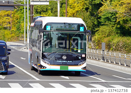 太田市場近くを走行する京急バスの燃料電池バス「SORA」(ワイド) 太田市場近くを走行する京急バスの燃料電池バス「SORA」(ワイド) 137412738
