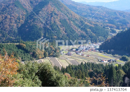 石見路峠から眺めた豊平地区秋の景色 137413704