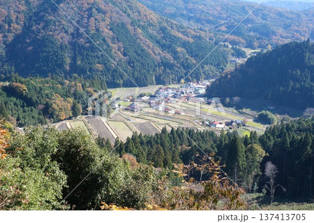 石見路峠から眺めた豊平地区秋の景色 石見路峠から眺めた豊平地区秋の景色 137413705