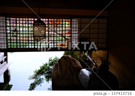 三景園の吊り灯籠と手水の景色 137413718