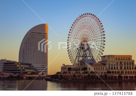 夕日に染まるみなとみらい 137413788