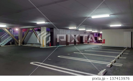 車が停まっていない駐車場 137413976