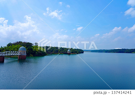 雄大な湖と歴史のある取水塔が織りなす多摩湖の景観 137414241