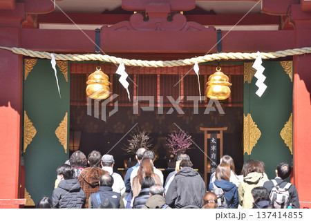 亀戸天神社をお参りする人々 137414855