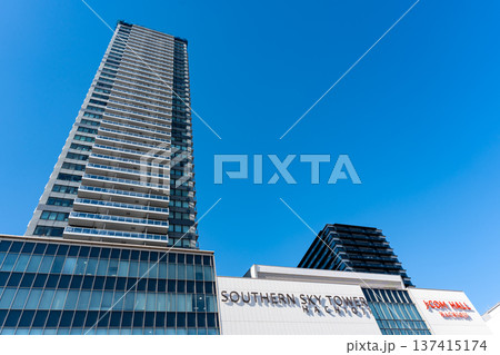 サザンスカイタワー八王子と広い空　東京都八王子市子安町 137415174