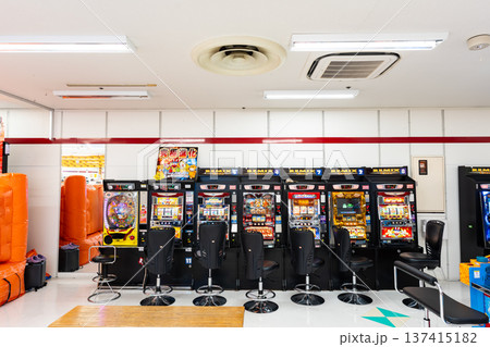 高尾名店街の二階　ゲームセンターで遊ぶ　東京都八王子市初沢町 137415182