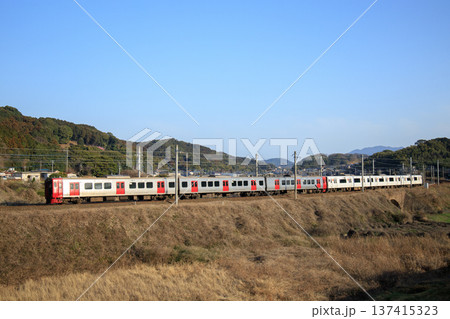 併結運転を行う813系電車と817系電車(JR九州) 併結運転を行う813系電車と817系電車(JR九州) 137415323