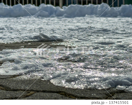 冬の陽光を反射して煌めく路面の雪と氷 2026.1.31 釧路市, 日本 冬の陽光を反射して煌めく路面の雪と氷 2026.1.31 釧路市, 日本 137415501