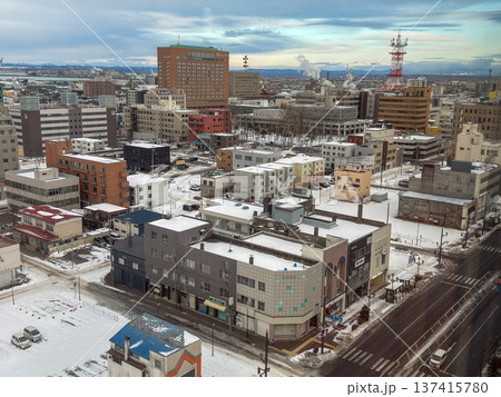 雪に包まれた冬の釧路市街地の俯瞰風景 2026.1.31 釧路市, 日本 137415780