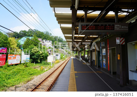 多摩湖散策の入口となる西武鉄道・武蔵大和駅（ホーム） 137416051