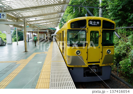 多摩湖駅に停車中の西武鉄道9000系車両 137416054