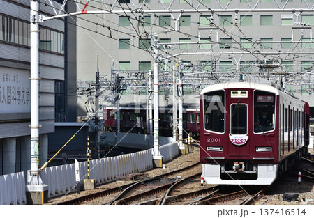 大阪梅田に到着する阪急神戸線 2000系 137416514