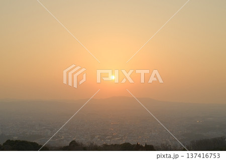 若草山から望む柔らかなオレンジ色の夕日と市街地。空の余白がある夕暮れ風景 若草山から望む柔らかなオレンジ色の夕日と市街地。空の余白がある夕暮れ風景 137416753
