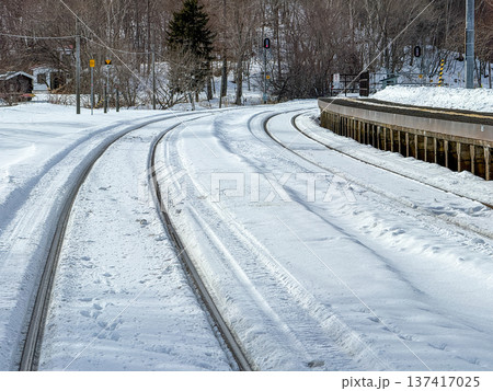 雪に覆われたJR塘路駅のホームと緩やかにカーブする冬の線路 2026.1.30 北海道標茶町 137417025