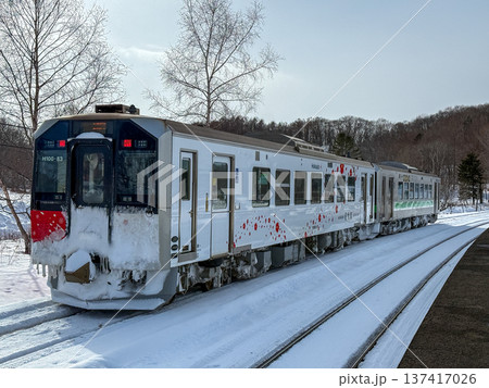 冬の雪に覆われた塘路駅のJR釧網本線の列車 2026.1.30 北海道標茶町 137417026