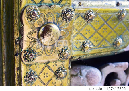日光東照宮の金色の花模様の装飾彫刻（栃木県日光市） 137417263