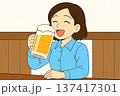 ビールを飲む女性 137417301